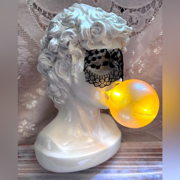 Bubblegum man bust lamp - Picture 1 of 6